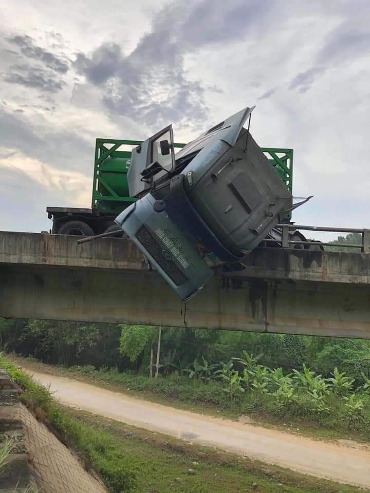 Hiện trường vụ tai nạn của chiếc xe bồn Hiện trường vụ tai nạn của chiếc xe bồn