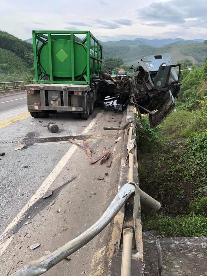 Chiếc xe bồn bị hư hỏng khá nặng sau vụ tai nạn Chiếc xe bồn bị hư hỏng khá nặng sau vụ tai nạn