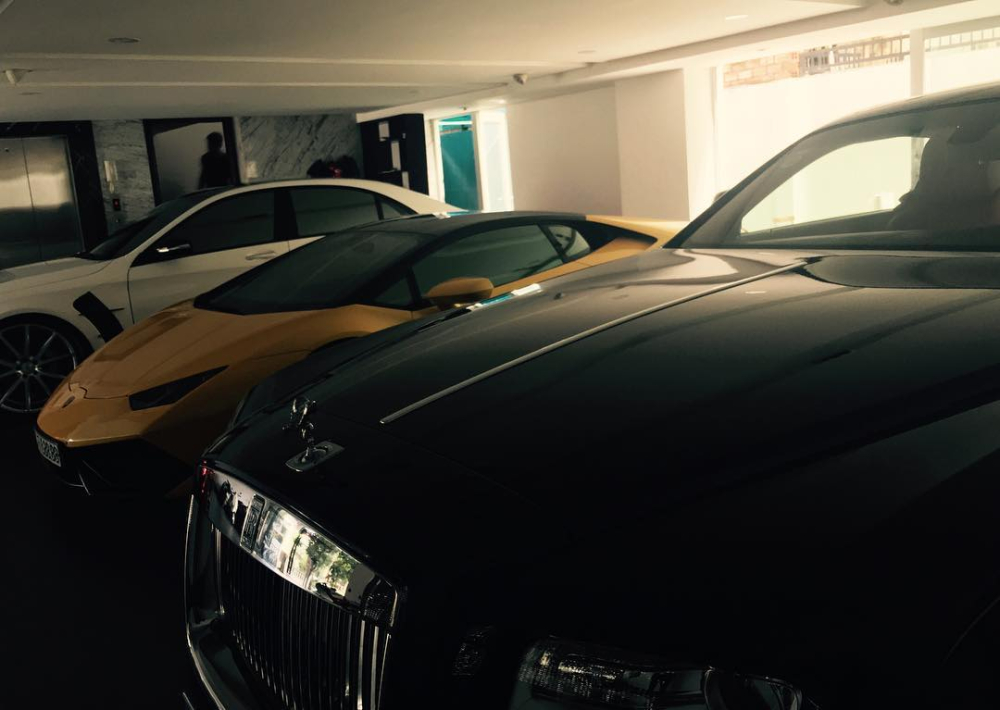 Một chiếc Rolls-Royce Wraith c&oacute; mặt trong căn nh&agrave; cũ của Cường Đ&ocirc;-la v&agrave;o năm 2016. Nơi đ&acirc;y cũng ch&iacute;nh biệt thự vừa mới x&acirc;y xong của doanh nh&acirc;n phố n&uacute;i n&agrave;y