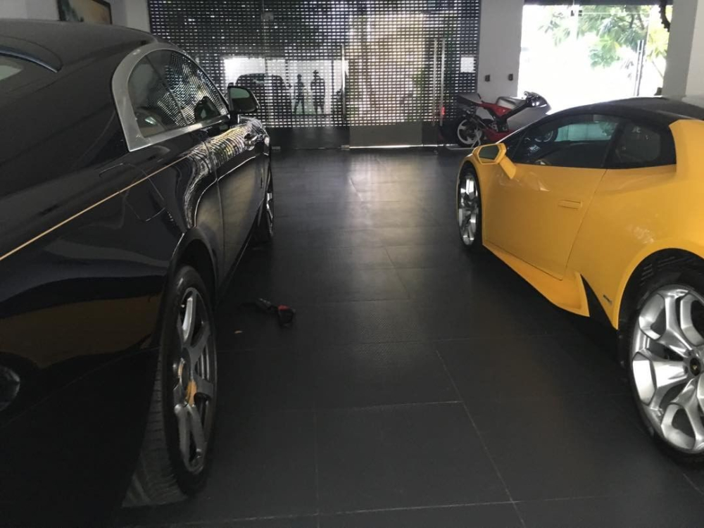 Chiếc Rolls-Royce Wraith n&agrave;y l&agrave; của một người bạn Cường Đ&ocirc;-la gửi nhờ chứ kh&ocirc;ng phải l&agrave; do doanh nh&acirc;n phố n&uacute;i mua như c&aacute;c th&ocirc;ng tin truyền th&ocirc;ng v&agrave;o năm 2016 đăng tải