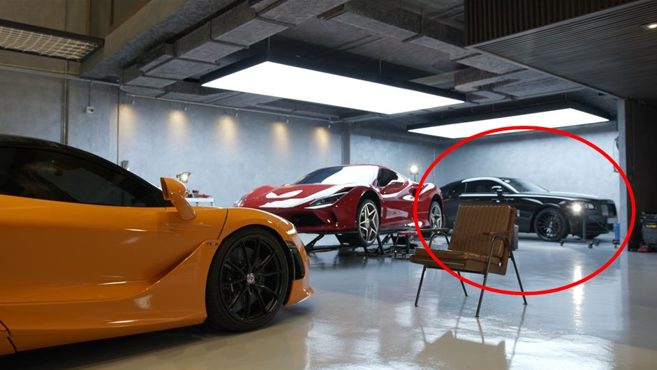 Biệt thự của Cường Đ&ocirc;-la xuất hiện một chiếc Rolls-Royce Wraith lạ b&ecirc;n cạnh si&ecirc;u xe Ferrari F8 Tributo v&agrave; McLaren 720S m&agrave;u cam