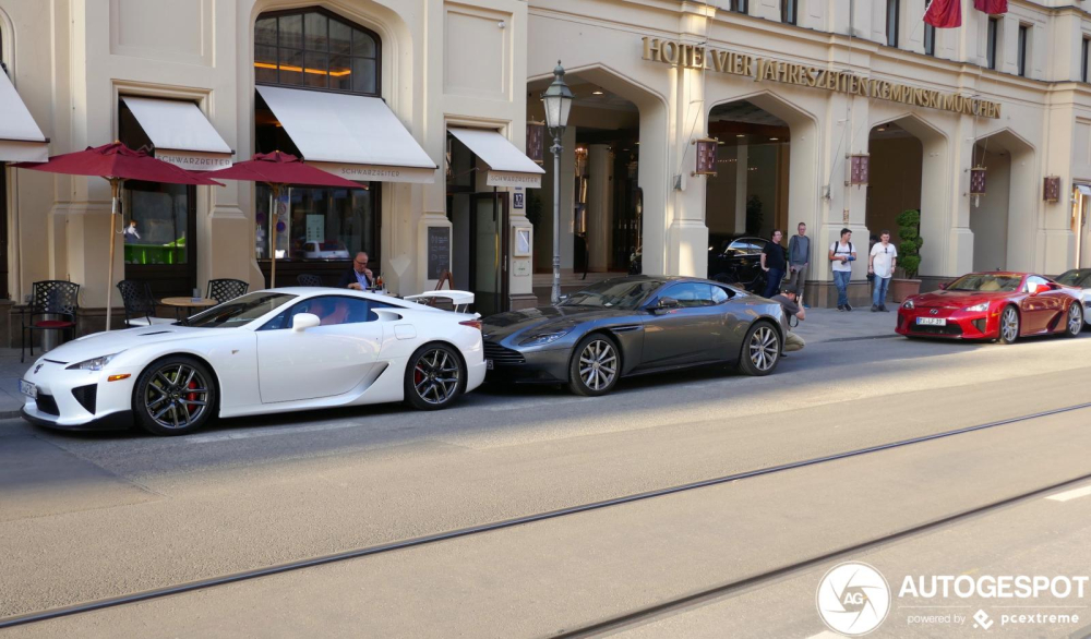 Hai chiếc Lexus LFA đỗ trên đường phố Munchen nước Đức Hai chiếc Lexus LFA đỗ trên đường phố Munchen nước Đức
