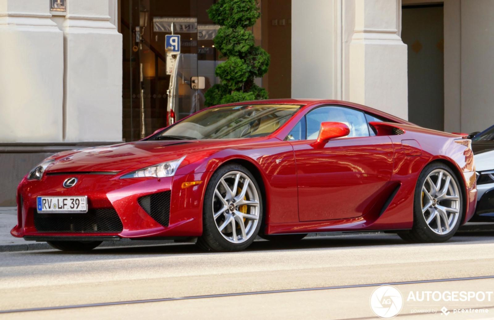 Các chủ nhân của xe Lexus LFA thường chọn màu trắng nên một chiếc Lexus LFA mang màu đỏ là rất khác lạ Các chủ nhân của xe Lexus LFA thường chọn màu trắng nên một chiếc Lexus LFA mang màu đỏ là rất khác lạ
