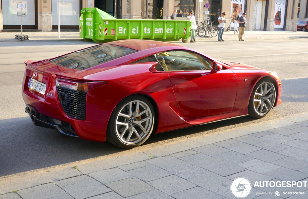 Lexus LFA sở hữu động cơ V10, dung tích 4.8 lít, sản sinh công suất tối đa 552 mã lực Lexus LFA sở hữu động cơ V10, dung tích 4.8 lít, sản sinh công suất tối đa 552 mã lực