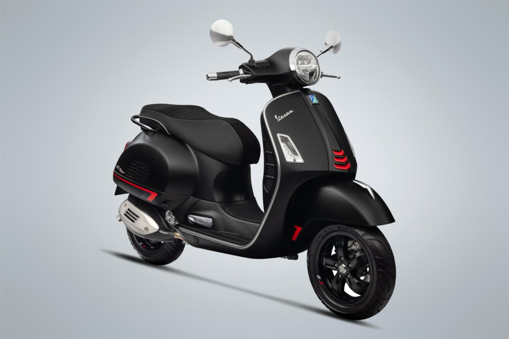 Vespa GTS Super Sport 150cc với màu đen nhám huyền bí. Vespa GTS Super Sport 150cc với màu đen nhám huyền bí.