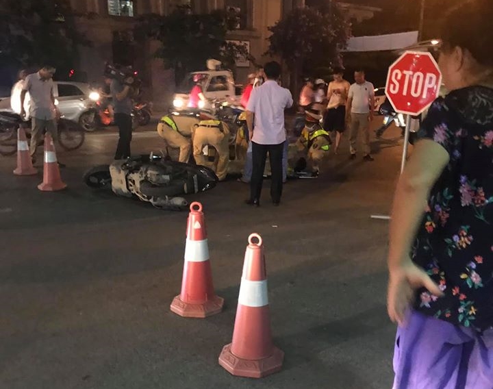 Hiện trường vụ thanh niên chạy xe máy Hiện trường vụ thanh niên chạy xe máy thông chốt, tông CSGT bất tỉnh tại chỗ