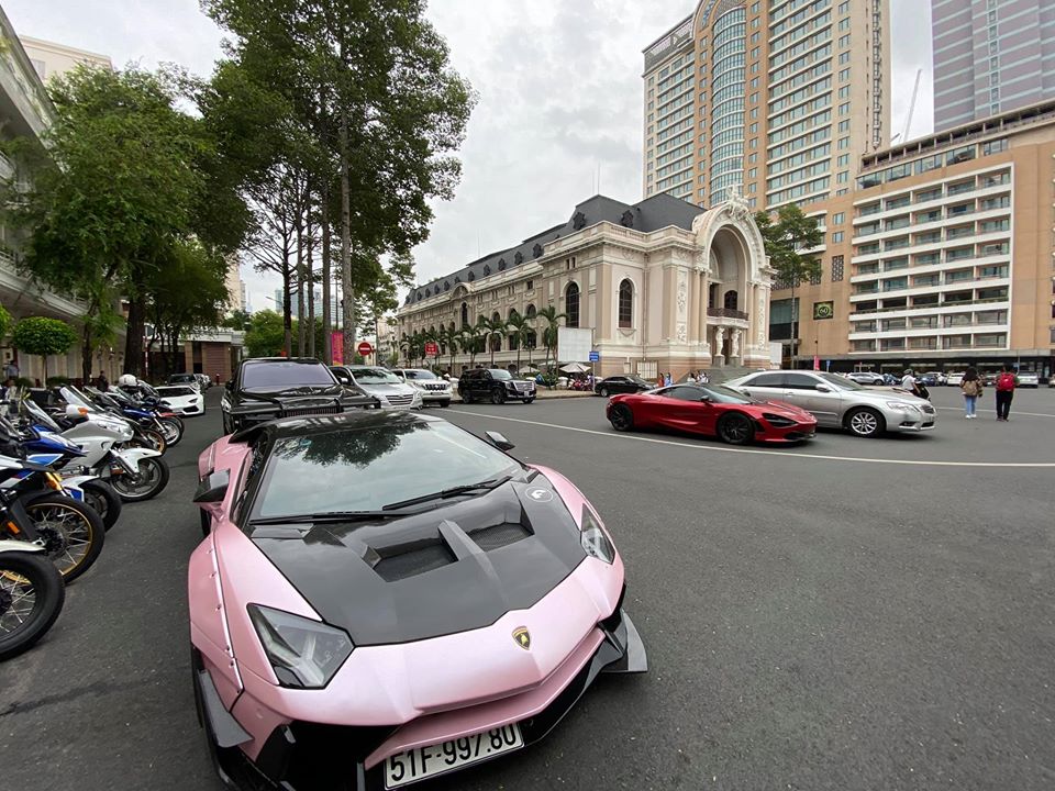 Siêu xe Lamborghini Aventador độ khủng của Đà Lạt tụ tập cùng McLaren 720S Spider và Rolls-Royce Cullinan tại Sài thành