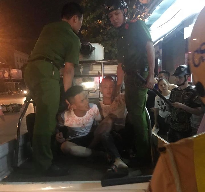 Hai thanh niên bị cảnh sát khống chế sau khi tông vào cảnh sát giao thông đang làm nhiệm vụ Hai thanh niên bị cảnh sát khống chế sau khi tông vào cảnh sát giao thông đang làm nhiệm vụ