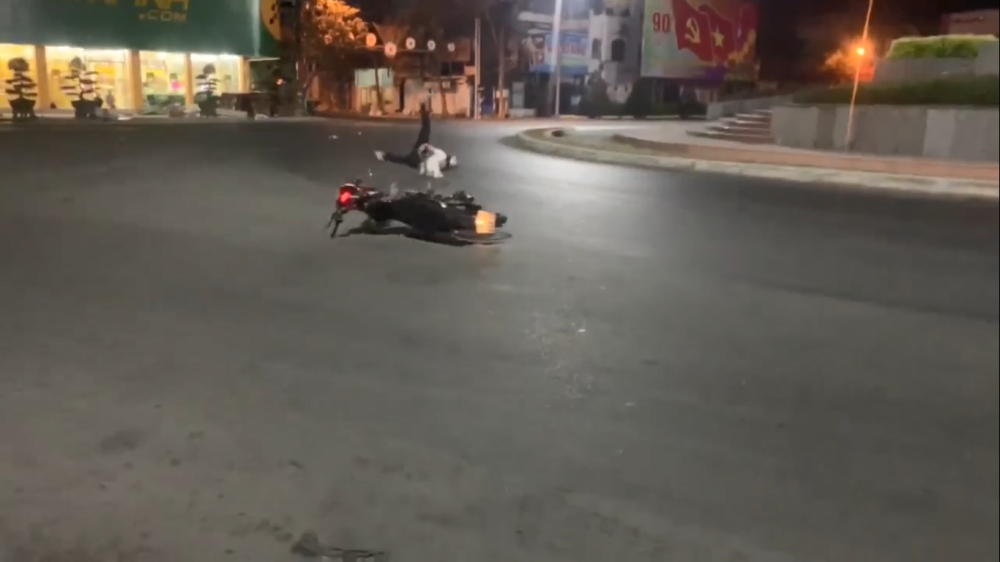 Một thành viên trong đoàn Một thành viên trong đoàn rớt nài