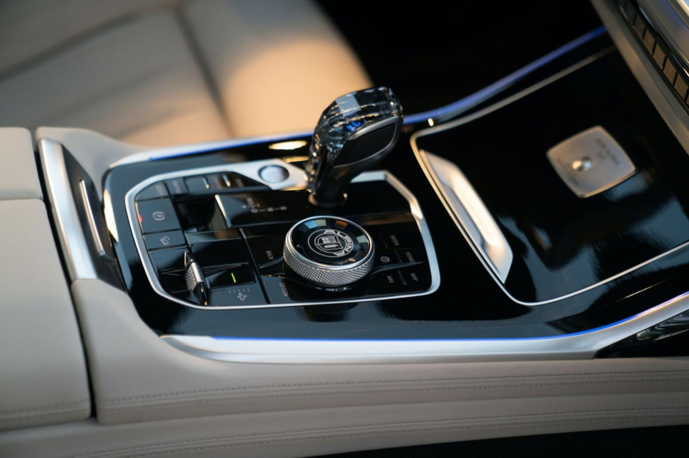Cụm điều khiển trung t&acirc;m của Alpina XB7 2021
