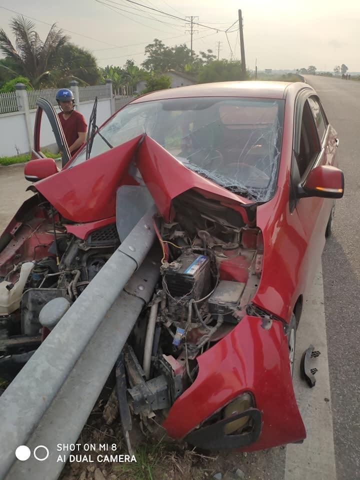 Chiếc Kia Morning Van nát bét đầu xe sau khi tông vào dải phân cách ở Thái Bình