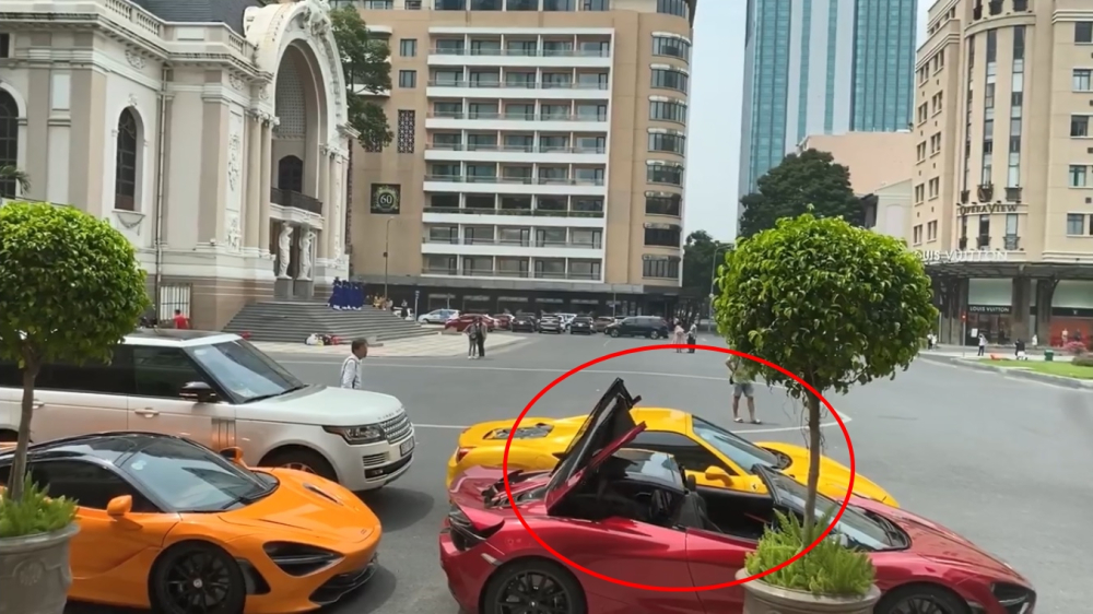 Si&ecirc;u xe McLaren 720S Spider đ&oacute;ng mui ngay trước mặt si&ecirc;u xe McLaren 720S của Cường Đ&ocirc;-la
