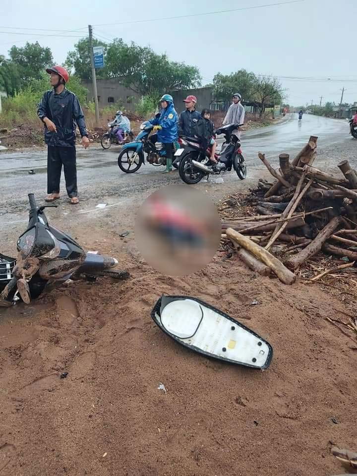 Một chiếc xe máy khác nằm đổ tại hiện trường