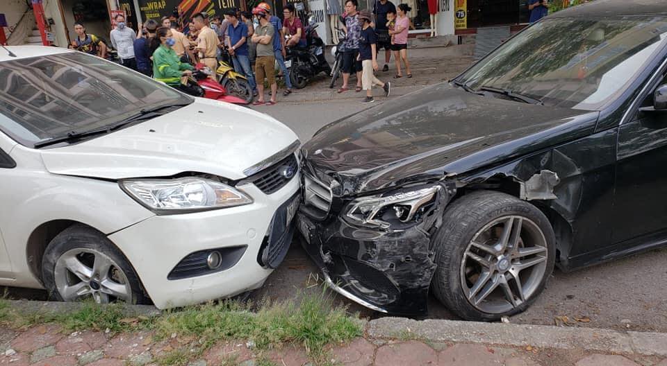 Chiếc Mercedes-Benz và Ford Focus đều bị biến dạng đầu xe