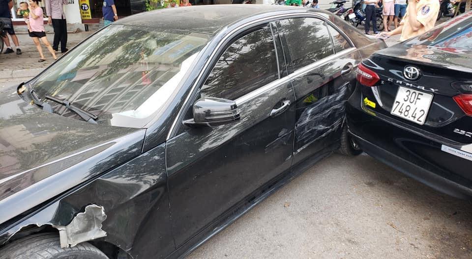 Sườn xe bên trái của chiếc Mercedes-Benz còn xước xát nặng