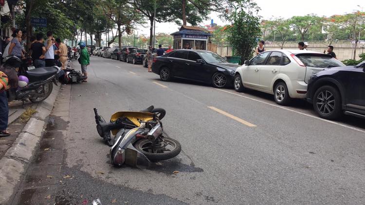 2 chiếc xe máy nằm đổ tại hiện trường