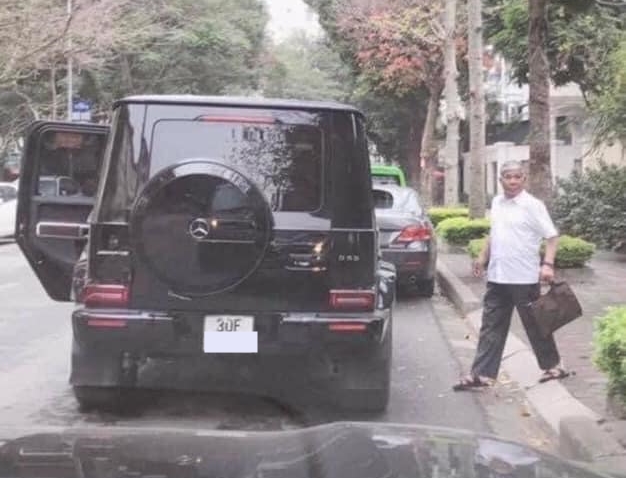 Ông Lê Thanh Thản cùng chiếc SUV hạng sang Mercedes-AMG G63 Edition One của mình