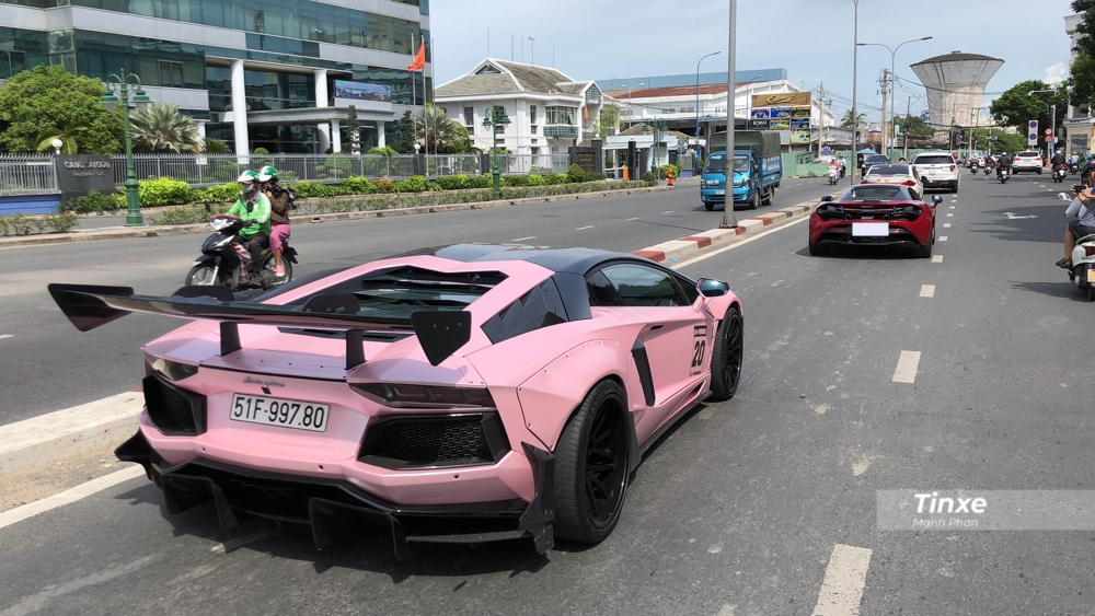 Siêu xe Lamborghini Aventador LP700-4 độ Liberty Walk chỉ có 50 xe trên thế giới của doanh nhân Đà Lạt di chuyển cùng siêu xe mui trần McLaren 720S Spider màu đỏ Memphis của trưởng đoàn Car Passion. Siêu xe Lamborghini Aventador LP700-4 độ Liberty Walk chỉ có 50 xe trên thế giới của doanh nhân Đà Lạt di chuyển cùng siêu xe mui trần McLaren 720S Spider màu đỏ Memphis của trưởng đoàn Car Passion.