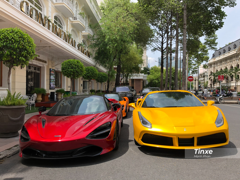Cặp đôi siêu xe mui trần của đại gia Việt đỗ cùng nhau, chiếc màu vàng là Ferrari 488 Spider, kế bên là siêu xe mui trần McLaren 720S Spider màu đỏ Memphis của trưởng đoàn Car Passion. Cặp đôi siêu xe mui trần của đại gia Việt đỗ cùng nhau, chiếc màu vàng là Ferrari 488 Spider, kế bên là siêu xe mui trần McLaren 720S Spider màu đỏ Memphis của trưởng đoàn Car Passion.