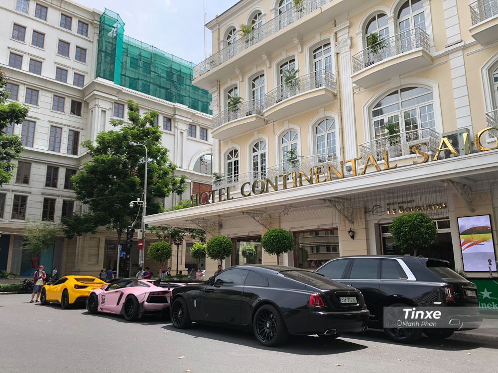 Những chiếc xe đỗ hàng ngoài cùng là siêu xe mui trần Ferrari 488 Spider màu vàng, phía dưới là siêu xe Lamborghini Aventador LP700-4 độ Liberty Walk chỉ có 50 xe trên thế giới, sau đó là chiếc Coupe siêu sang Rolls-Royce Wraith của một doanh nhân Đà Lạt và kế bên là chiếc SUV siêu sang Rolls-Royce Cullinan. Những chiếc xe đỗ hàng ngoài cùng là siêu xe mui trần Ferrari 488 Spider màu vàng, phía dưới là siêu xe Lamborghini Aventador LP700-4 độ Liberty Walk chỉ có 50 xe trên thế giới, sau đó là chiếc Coupe siêu sang Rolls-Royce Wraith của một doanh nhân Đà Lạt và kế bên là chiếc SUV siêu sang Rolls-Royce Cullinan.