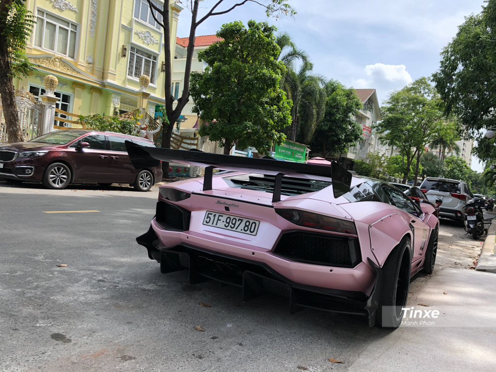 Hiện chưa rõ là chủ nhân của chiếc siêu xe Lamborghini Aventador LP700-4 độ Liberty Walk tự lái xe từ Đà Lạt xuống Sài thành hay là cho siêu xe này di chuyển bằng xe cứu hộ. Hiện chưa rõ là chủ nhân của chiếc siêu xe Lamborghini Aventador LP700-4 độ Liberty Walk tự lái xe từ Đà Lạt xuống Sài thành hay là cho siêu xe này di chuyển bằng xe cứu hộ.