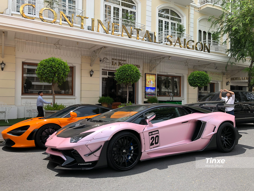 Siêu xe Lamborghini Aventador LP700-4 độ Liberty Walk chỉ có 50 xe trên thế giới của doanh nhân Đà Lạt và đỗ kế bên là siêu xe McLaren 720S màu cam độ mâm HRE của nhà sáng lập ra hành trình Car Passion là Cường Siêu xe Lamborghini Aventador LP700-4 độ Liberty Walk chỉ có 50 xe trên thế giới của doanh nhân Đà Lạt và đỗ kế bên là siêu xe McLaren 720S màu cam độ mâm HRE của nhà sáng lập ra hành trình Car Passion là Cường Đô-la. Doanh nhân phố núi này hiện là người đầu tiên ở Việt Nam sở hữu Ferrari F8 Tributo.