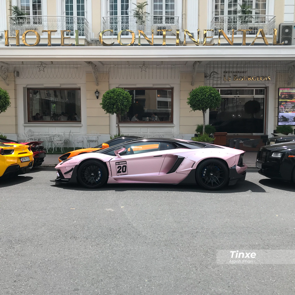 Khá thú vị là chiếc siêu xe Lamborghini Aventador Limited Edition 50 độc nhất Việt Nam của một doanh nhân Đà Lạt sau nhiều tháng ở ẩn trên thành phố ngàn hoa của tỉnh Lâm Đồng thì nay đã chịu xuống Sài thành để giao lưu cùng với các siêu xe của đoàn Car Passion. Khá thú vị là chiếc siêu xe Lamborghini Aventador Limited Edition 50 độc nhất Việt Nam của một doanh nhân Đà Lạt sau nhiều tháng ở ẩn trên thành phố ngàn hoa của tỉnh Lâm Đồng thì nay đã chịu xuống Sài thành để giao lưu cùng với các siêu xe của đoàn Car Passion.