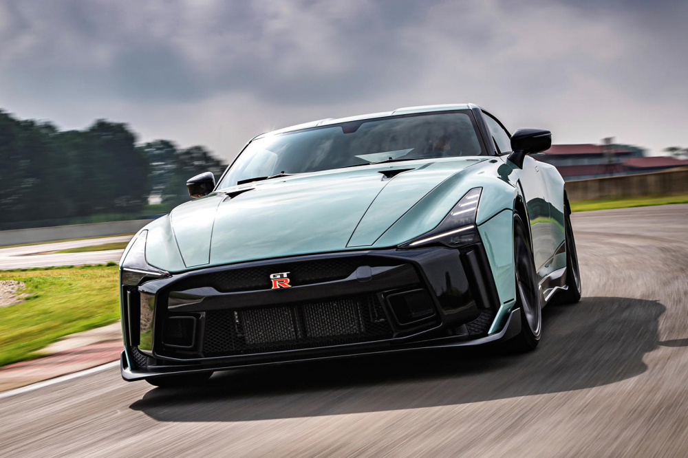 Phía đầu xe Nissan GT-R 50