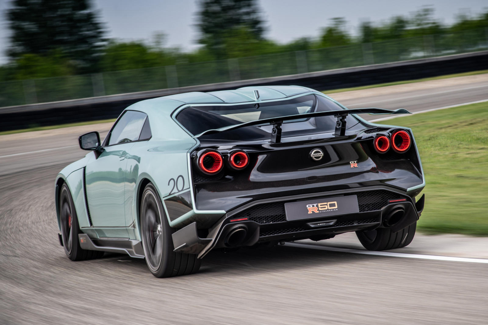 Phía đuôi xe Nissan GT-R 50