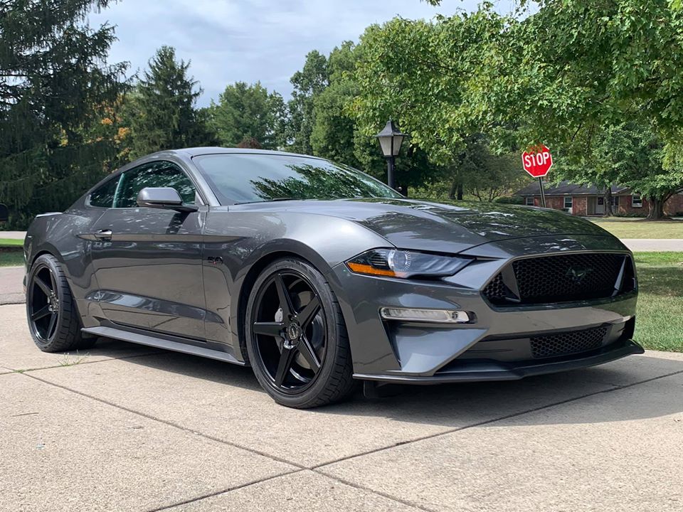 Chiếc Ford Mustang của anh Robinson Chiếc Ford Mustang của anh Robinson