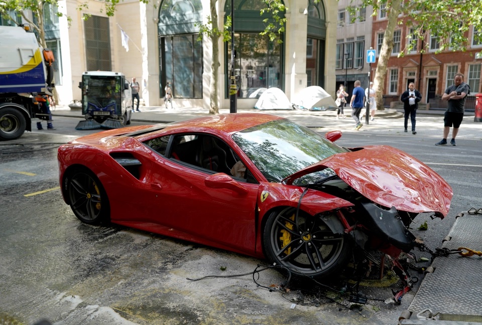Chiếc si&ecirc;u xe Ferrari 488 GTB bị hư hỏng nặng sau vụ tai nạn