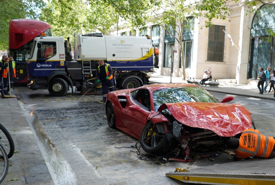 Chiếc Ferrari 488 GTB được đưa l&ecirc;n xe cứu hộ