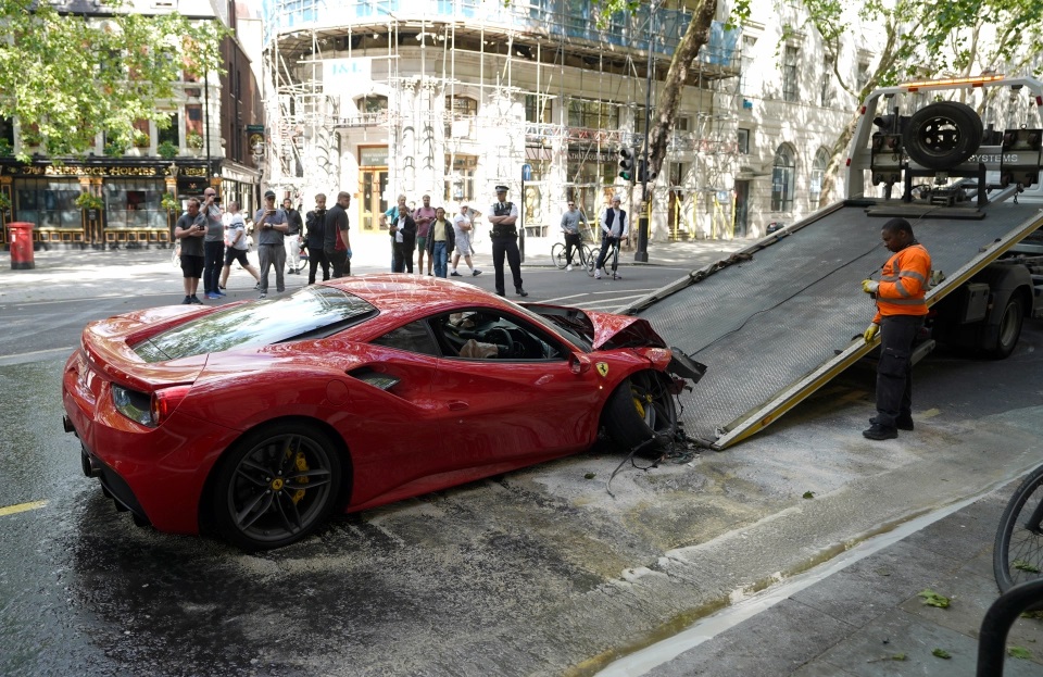 Phần đu&ocirc;i xe của chiếc Ferrari 488 GTB kh&ocirc;ng bị ảnh hưởng