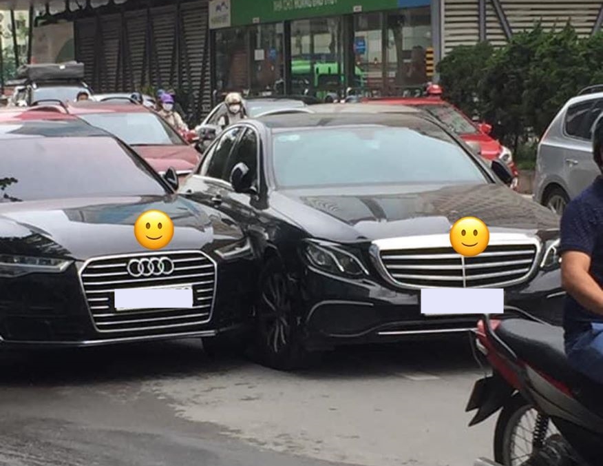 Hiện trường vụ va quẹt xe của Mercedes-Benz E-Class cùng với Audi A6 tại Hà Nội vào sáng nay Hiện trường vụ va quẹt xe của Mercedes-Benz E-Class cùng với Audi A6 tại Hà Nội vào sáng nay