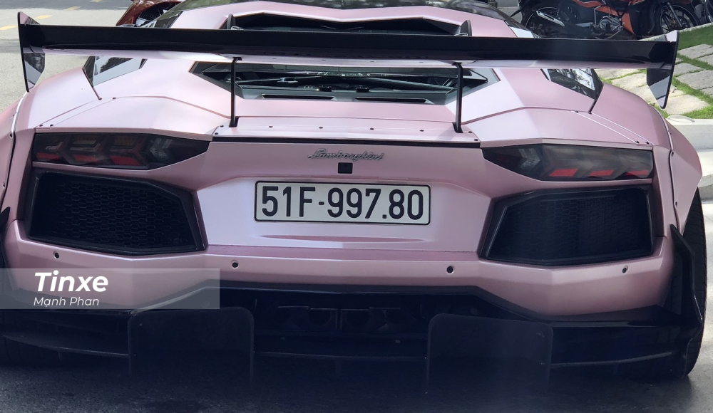 Chiếc siêu xe Lamborghini Aventador Limited Edition 50 độc nhất Việt Nam còn được chủ nhân nâng cấp hệ thống ống xả của hãng Frequency Intelligent được sản xuất giới hạn nhằm mang đến tiếng gầm uy lực hơn và cả Chiếc siêu xe Lamborghini Aventador Limited Edition 50 độc nhất Việt Nam còn được chủ nhân nâng cấp hệ thống ống xả của hãng Frequency Intelligent được sản xuất giới hạn nhằm mang đến tiếng gầm uy lực hơn và cả khạc lửa dễ dàng mỗi khi chủ xe nẹt pô. Chi phí để thực hiện bản độ siêu xe Lamborghini Aventador Limited Edition 50 tại Việt Nam ước tính không dưới 3 tỷ đồng.