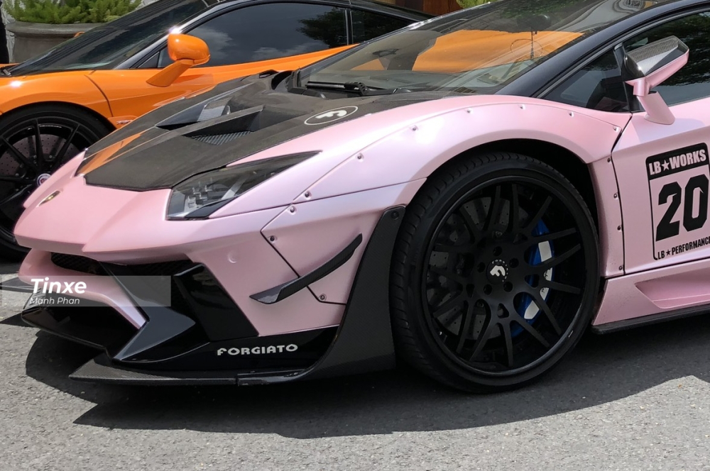 Về siêu xe Về siêu xe trùm cuối của đội Đà Lạt khi họp mặt cùng đoàn Car Passion, đây là một chiếc siêu xe Lamborghini Aventador LP700-4 độ phiên bản giới hạn Liberty Walk độc nhất vô nhị tại Việt Nam. Trên toàn thế giới thì chỉ có 50 chiếc siêu xe Lamborghini Aventador Limited Edition 50 được hãng Liberty Walk cho ra đời.