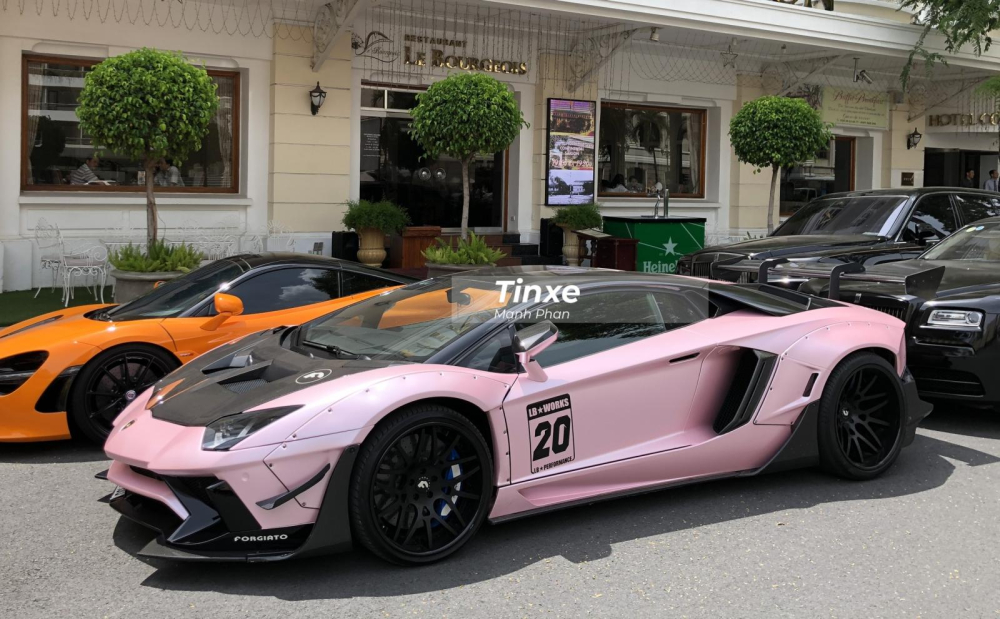 Việc chiếc siêu xe Lamborghini Aventador Limited Edition 50 hay di chuyển từ Sài Gòn lên Đà Lạt và về Tp.HCM đã khiến giới mê xe lo sợ khoảng sáng gầm cực thấp của xe có thể khiến chủ xe gặp khó khăn trong việc di chuyển. Thực tế ra, chủ nhân của siêu xe Lamborghini Aventador Limited Edition 50 cũng sẽ không phải sợ các ổ gà hay các gờ giảm tốc tại các con đường Sài thành hay đường đèo ở Lâm Đồng do gầm siêu xe độ Liberty Walk này có thể nâng lên hết mức 18 cm, tương đương hoặc hơn khoảng sáng gầm một chiếc sedan phổ thông. Việc chiếc siêu xe Lamborghini Aventador Limited Edition 50 hay di chuyển từ Sài Gòn lên Đà Lạt và về Tp.HCM đã khiến giới mê xe lo sợ khoảng sáng gầm cực thấp của xe có thể khiến chủ xe gặp khó khăn trong việc di chuyển. Thực tế ra, chủ nhân của siêu xe Lamborghini Aventador Limited Edition 50 cũng sẽ không phải sợ các ổ gà hay các gờ giảm tốc tại các con đường Sài thành hay đường đèo ở Lâm Đồng do gầm siêu xe độ Liberty Walk này có thể nâng lên hết mức 18 cm, tương đương hoặc hơn khoảng sáng gầm một chiếc sedan phổ thông.