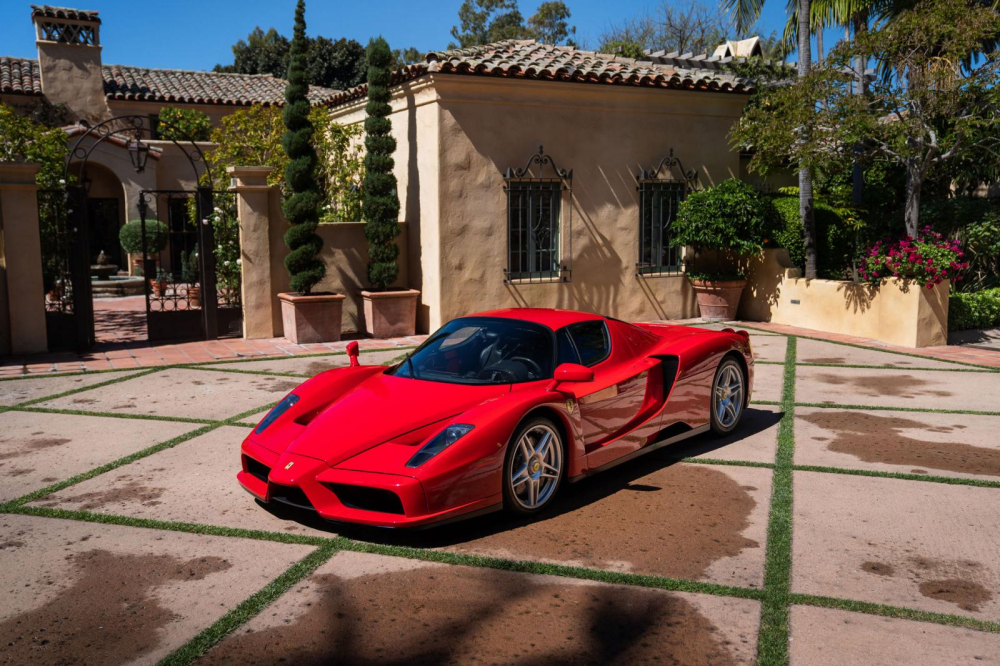 Trước khi mẫu siêu xe LaFerrari chào đời, hãng Ferrari đã có nhiều năm tháng huy hoàng với dòng xe hypercar Enzo. Trong suốt vòng đời của mình bắt đầu từ năm 2002, có tổng cộng 400 chiếc Ferrari Enzo ra đời và cho đến tận hôm nay, Enzo vẫn là 1 trong những chiếc siêu xe đáng thèm khát nhất trên thế giới. Trước khi mẫu siêu xe LaFerrari chào đời, hãng Ferrari đã có nhiều năm tháng huy hoàng với dòng xe hypercar Enzo. Trong suốt vòng đời của mình bắt đầu từ năm 2002, có tổng cộng 400 chiếc Ferrari Enzo ra đời và cho đến tận hôm nay, Enzo vẫn là 1 trong những chiếc siêu xe đáng thèm khát nhất trên thế giới.