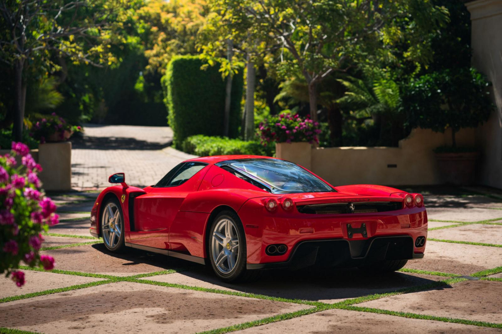 Chiếc Ferrari Enzo này hiện đang thuộc sở hữu của một nhà sưu tập siêu xe ở California và số đồng hồ công tơ mét của xe có chỉ 1.250 Miles, tương đương 2.011 km. Mặc dù số dặm thấp, nhưng chiếc Ferrari Enzo đã trải qua dịch vụ chính 25.000 dặm (40 nghìn km) vào năm 2015 để đảm bảo xe ở tình trạng tốt nhất và hoàn hảo như khi rời khỏi nhà máy Ferrari vào năm 2003 để bàn giao cho chủ nhân. Chiếc Ferrari Enzo này hiện đang thuộc sở hữu của một nhà sưu tập siêu xe ở California và số đồng hồ công tơ mét của xe có chỉ 1.250 Miles, tương đương 2.011 km. Mặc dù số dặm thấp, nhưng chiếc Ferrari Enzo đã trải qua dịch vụ chính 25.000 dặm (40 nghìn km) vào năm 2015 để đảm bảo xe ở tình trạng tốt nhất và hoàn hảo như khi rời khỏi nhà máy Ferrari vào năm 2003 để bàn giao cho chủ nhân.