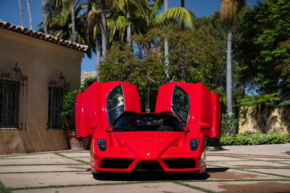 Hiện mức giá thầu trả cao nhất cho chiếc siêu xe Ferrari Enzo này là 1,92 triệu đô la, được biết, xe sản xuất từ năm 2003, cụ thể là vào ngày 25 tháng 8 năm 2003, chiếc Ferrari Enzo này được đại lý của hãng siêu xe Ý ở San Francisco bàn giao cho chủ nhân và nó vẫn hiện diện trong bộ sưu tập xe của anh ta cho đến năm 2018. Hiện mức giá thầu trả cao nhất cho chiếc siêu xe Ferrari Enzo này là 1,92 triệu đô la, được biết, xe sản xuất từ năm 2003, cụ thể là vào ngày 25 tháng 8 năm 2003, chiếc Ferrari Enzo này được đại lý của hãng siêu xe Ý ở San Francisco bàn giao cho chủ nhân và nó vẫn hiện diện trong bộ sưu tập xe của anh ta cho đến năm 2018.