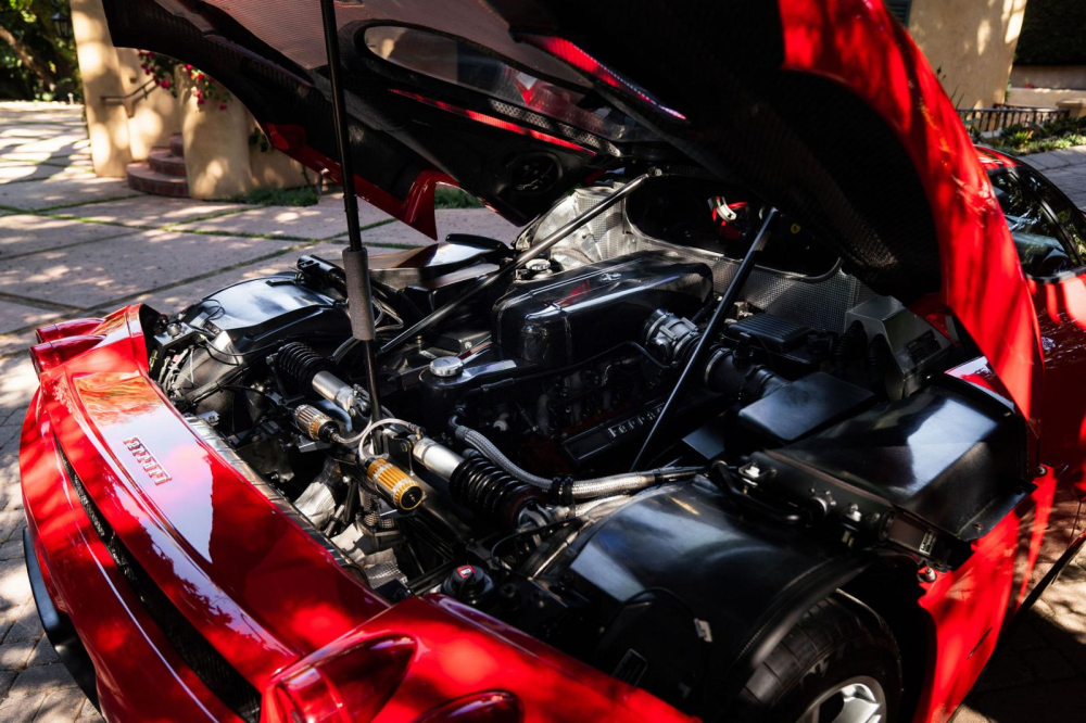 Khoang động cơ của siêu xe Ferrari Enzo mới tìm thấy chủ mới Khoang động cơ của siêu xe Ferrari Enzo mới tìm thấy chủ mới