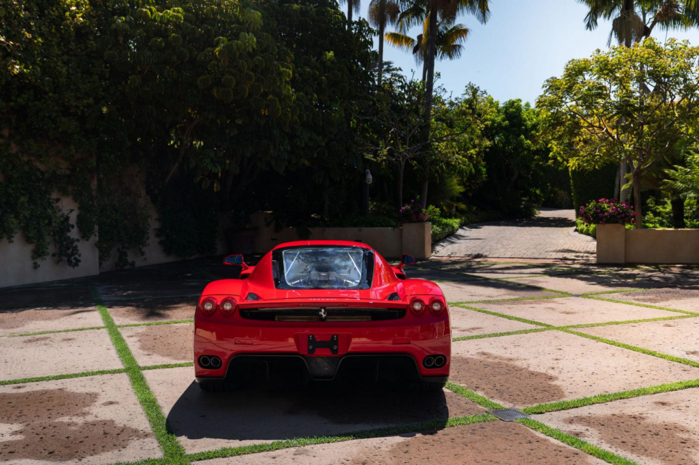 Chiếc Ferrari Enzo này hiện đang thuộc sở hữu của một nhà sưu tập siêu xe ở California và số đồng hồ công tơ mét của xe có chỉ 1.250 Miles, tương đương 2.011 km. Mặc dù số dặm thấp, nhưng chiếc Ferrari Enzo đã trải qua dịch vụ chính 25.000 dặm (40 nghìn km) vào năm 2015 để đảm bảo xe ở tình trạng tốt nhất và hoàn hảo như khi rời khỏi nhà máy Ferrari vào năm 2003 để bàn giao cho chủ nhân. Chiếc Ferrari Enzo này hiện đang thuộc sở hữu của một nhà sưu tập siêu xe ở California và số đồng hồ công tơ mét của xe có chỉ 1.250 Miles, tương đương 2.011 km. Mặc dù số dặm thấp, nhưng chiếc Ferrari Enzo đã trải qua dịch vụ chính 25.000 dặm (40 nghìn km) vào năm 2015 để đảm bảo xe ở tình trạng tốt nhất và hoàn hảo như khi rời khỏi nhà máy Ferrari vào năm 2003 để bàn giao cho chủ nhân.