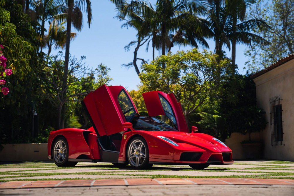 Nếu LaFerrari quá đắt đỏ, Ferrari Enzo cũng là lựa chọn không tồi cho các đại gia Việt chơi xe. Chiếc xe trong bài biết này sẽ sớm được mang đi đấu giá và ước tính sẽ thu về số tiền là 2,6 triệu đến 2,9 triệu đô la. Đây chỉ là con số dự kiến của nhà thầu đấu giá và tình hình thực tế có thể sẽ thấp hơn rất nhiều. Đơn giản là giá tiền đó các nhà giàu có thể mở thêm chút hầu bao là có ngay lựa chọn LaFerrari. Nếu LaFerrari quá đắt đỏ, Ferrari Enzo cũng là lựa chọn không tồi cho các đại gia Việt chơi xe. Chiếc xe trong bài biết này sẽ sớm được mang đi đấu giá và ước tính sẽ thu về số tiền là 2,6 triệu đến 2,9 triệu đô la. Đây chỉ là con số dự kiến của nhà thầu đấu giá và tình hình thực tế có thể sẽ thấp hơn rất nhiều. Đơn giản là giá tiền đó các nhà giàu có thể mở thêm chút hầu bao là có ngay lựa chọn LaFerrari.