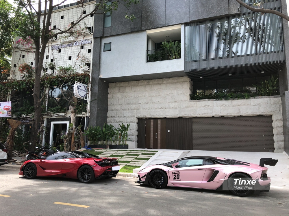 Sau hơn 35 phút di chuyển, hai chiếc siêu xe McLaren 720S Spider và Lamborghini Aventador LP700-4 độ Liberty Walk đã có mặt trước biệt thự của Cường Sau hơn 35 phút di chuyển, hai chiếc siêu xe McLaren 720S Spider và Lamborghini Aventador LP700-4 độ Liberty Walk đã có mặt trước biệt thự của Cường Đô-la. Kể từ sau khi xây xong biệt thự, Cường Đô-la liên tục đón tiếp các bạn bè chơi siêu xe đến tham quan với điểm nhấn là garage rất xịn sò với cầu nâng xe và phòng rửa xe chuyên dụng.