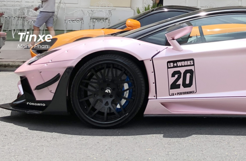 Bên hông chiếc Lamborghini Aventador LP700-4 độ phiên bản giới hạn Liberty Walk tại Việt Nam còn nổi bật hơn với đề-can của hãng độ Nhật Bản cùng con số 20 mang ý nghĩa đây là 1 trong 20 chiếc trên thế giới có bản độ Lamborghini Aventador Limited Edition 50. 30 bộ còn lại dành riêng cho Nhật Bản. Bên hông chiếc Lamborghini Aventador LP700-4 độ phiên bản giới hạn Liberty Walk tại Việt Nam còn nổi bật hơn với đề-can của hãng độ Nhật Bản cùng con số 20 mang ý nghĩa đây là 1 trong 20 chiếc trên thế giới có bản độ Lamborghini Aventador Limited Edition 50. 30 bộ còn lại dành riêng cho Nhật Bản.