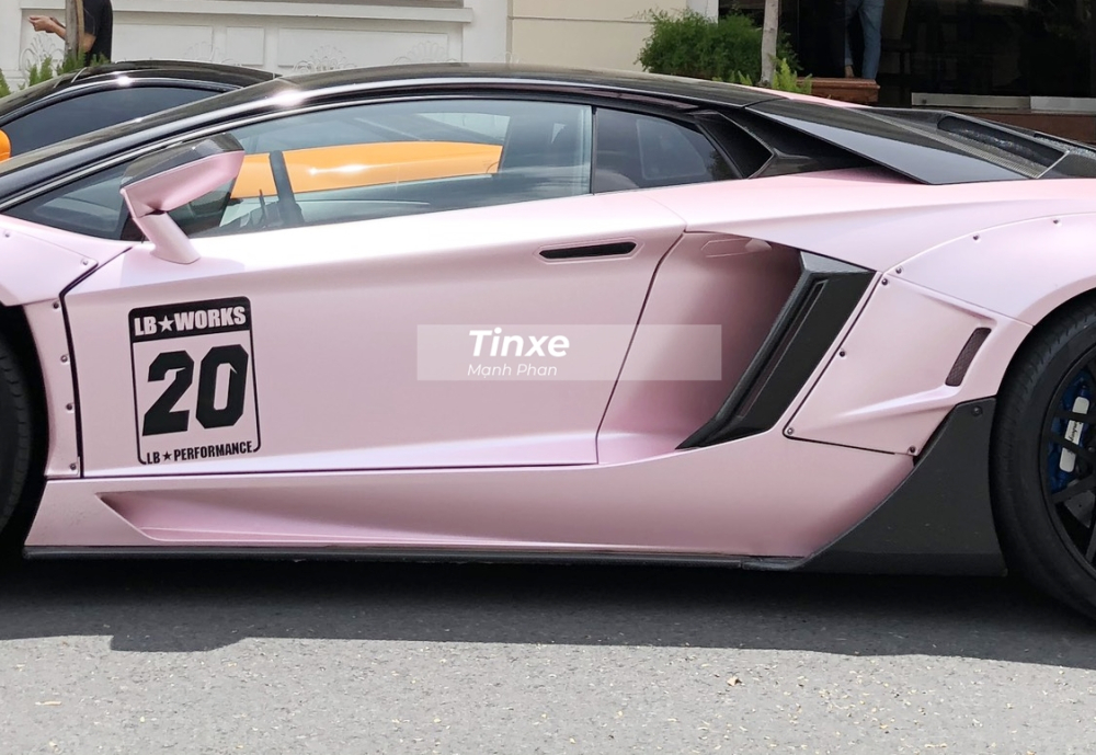 Ngoài bộ áo hồng nhám được dán lại bằng đề-can, chiếc siêu xe Lamborghini Aventador Limited Edition 50 độc nhất Việt Nam của doanh nhân đến từ Đà Lạt còn có vô số chi tiết bằng carbon trong bản độ Liberty Walk để tạo điểm nhấn cho ngoại hình vốn đã rất hầm hố và bắt mắt của siêu phẩm độ này. Ngoài bộ áo hồng nhám được dán lại bằng đề-can, chiếc siêu xe Lamborghini Aventador Limited Edition 50 độc nhất Việt Nam của doanh nhân đến từ Đà Lạt còn có vô số chi tiết bằng carbon trong bản độ Liberty Walk để tạo điểm nhấn cho ngoại hình vốn đã rất hầm hố và bắt mắt của siêu phẩm độ này.
