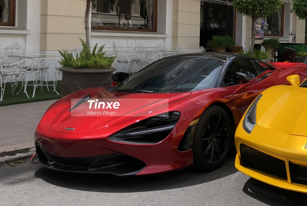 Chiếc McLaren 720S Spider mang bộ áo màu trắng chính là xe đầu tiên về Việt Nam, còn chiếc McLaren 720S Spider màu đỏ Memphis là xe thứ 3 có mặt tại dải đất hình chữ S này. Điểm nhấn ở ngoại hình và cả trong khoang lái của McLaren 720S Spider Performance chính là có nhiều chi tiết ốp carbon. Chiếc McLaren 720S Spider mang bộ áo màu trắng chính là xe đầu tiên về Việt Nam, còn chiếc McLaren 720S Spider màu đỏ Memphis là xe thứ 3 có mặt tại dải đất hình chữ S này. Điểm nhấn ở ngoại hình và cả trong khoang lái của McLaren 720S Spider Performance chính là có nhiều chi tiết ốp carbon.