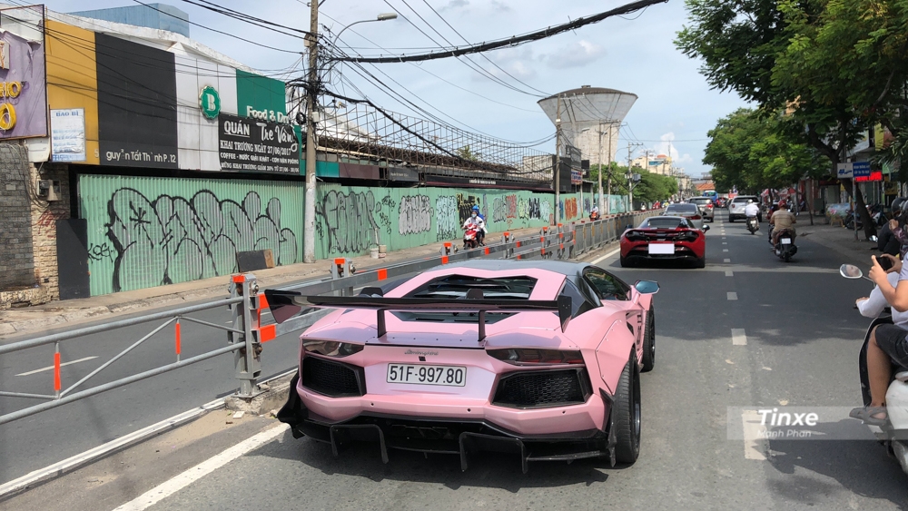 Sau khi họp mặt cùng đoàn Car Passion, chiếc siêu xe mui trần McLaren 720S Spider và Lamborghini Aventador LP700-4 độ Liberty Walk hộ tống chủ nhân di chuyển từ quận 1 sang biệt thự của Cường Sau khi họp mặt cùng đoàn Car Passion, chiếc siêu xe mui trần McLaren 720S Spider và Lamborghini Aventador LP700-4 độ Liberty Walk hộ tống chủ nhân di chuyển từ quận 1 sang biệt thự của Cường Đô-la ở quận 7 để chơi.