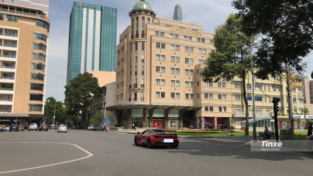 Siêu xe McLaren 720S Spider của trưởng đoàn Car Passion vẫn được trang bị khối động cơ xăng V8, tăng áp kép, dung tích 4.0 lít, sản sinh công suất tối đa 710 mã lực và mô-men xoắn cực đại 769 Nm. Sức mạnh được truyền tới bánh thông qua hộp số tự động tuần tự 7 cấp, nhờ đó, phiên bản mui trần của McLaren 720S có khả năng tăng tốc từ vị trí xuất phát lên 100 km/h trong thời gian 2,9 giây. Siêu xe McLaren 720S Spider của trưởng đoàn Car Passion vẫn được trang bị khối động cơ xăng V8, tăng áp kép, dung tích 4.0 lít, sản sinh công suất tối đa 710 mã lực và mô-men xoắn cực đại 769 Nm. Sức mạnh được truyền tới bánh thông qua hộp số tự động tuần tự 7 cấp, nhờ đó, phiên bản mui trần của McLaren 720S có khả năng tăng tốc từ vị trí xuất phát lên 100 km/h trong thời gian 2,9 giây.