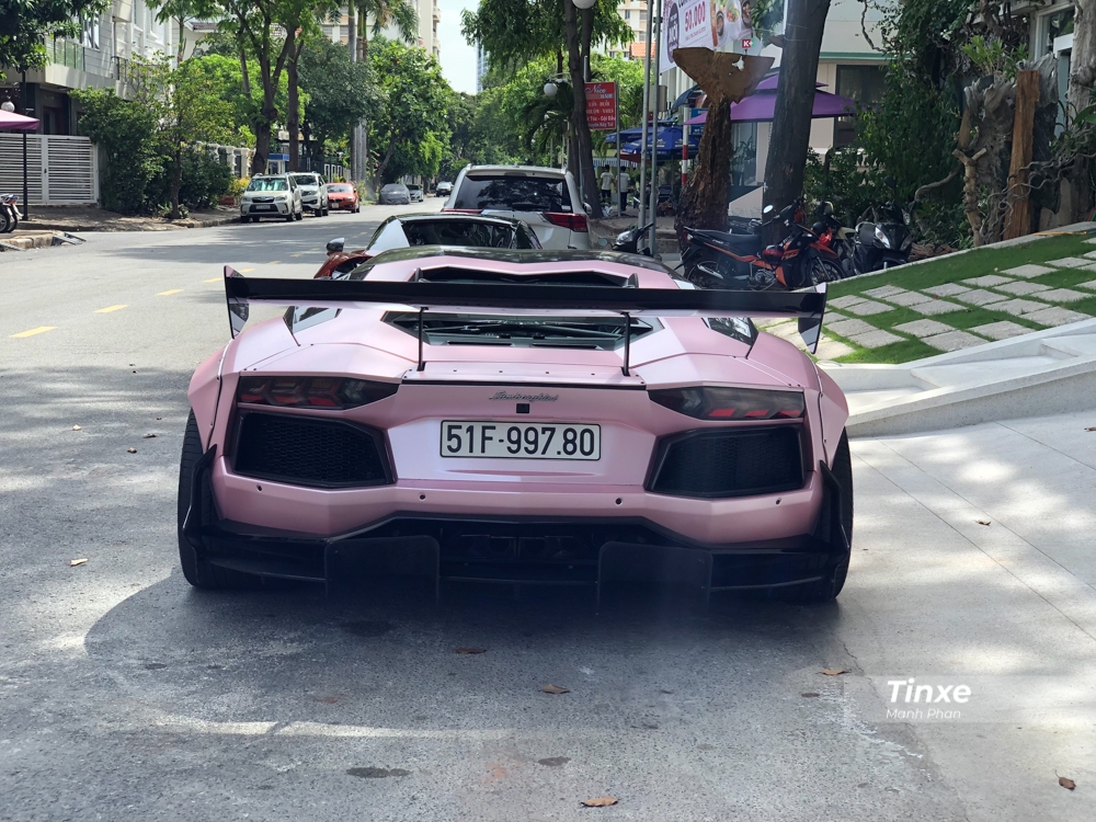 Chiếc siêu xe Lamborghini Aventador Limited Edition 50 độc nhất Việt Nam thuộc sở hữu của một doanh nhân đến từ Đà Lạt trong khi siêu xe mui trần McLaren 720S Spider màu đỏ Memphis nằm trong garage của trưởng đoàn Car Passion. Chiếc siêu xe Lamborghini Aventador Limited Edition 50 độc nhất Việt Nam thuộc sở hữu của một doanh nhân đến từ Đà Lạt trong khi siêu xe mui trần McLaren 720S Spider màu đỏ Memphis nằm trong garage của trưởng đoàn Car Passion.